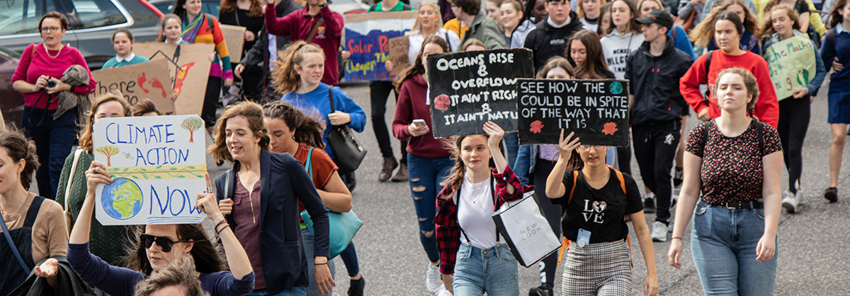 Menschen demonstrieren gegen Klimawandel